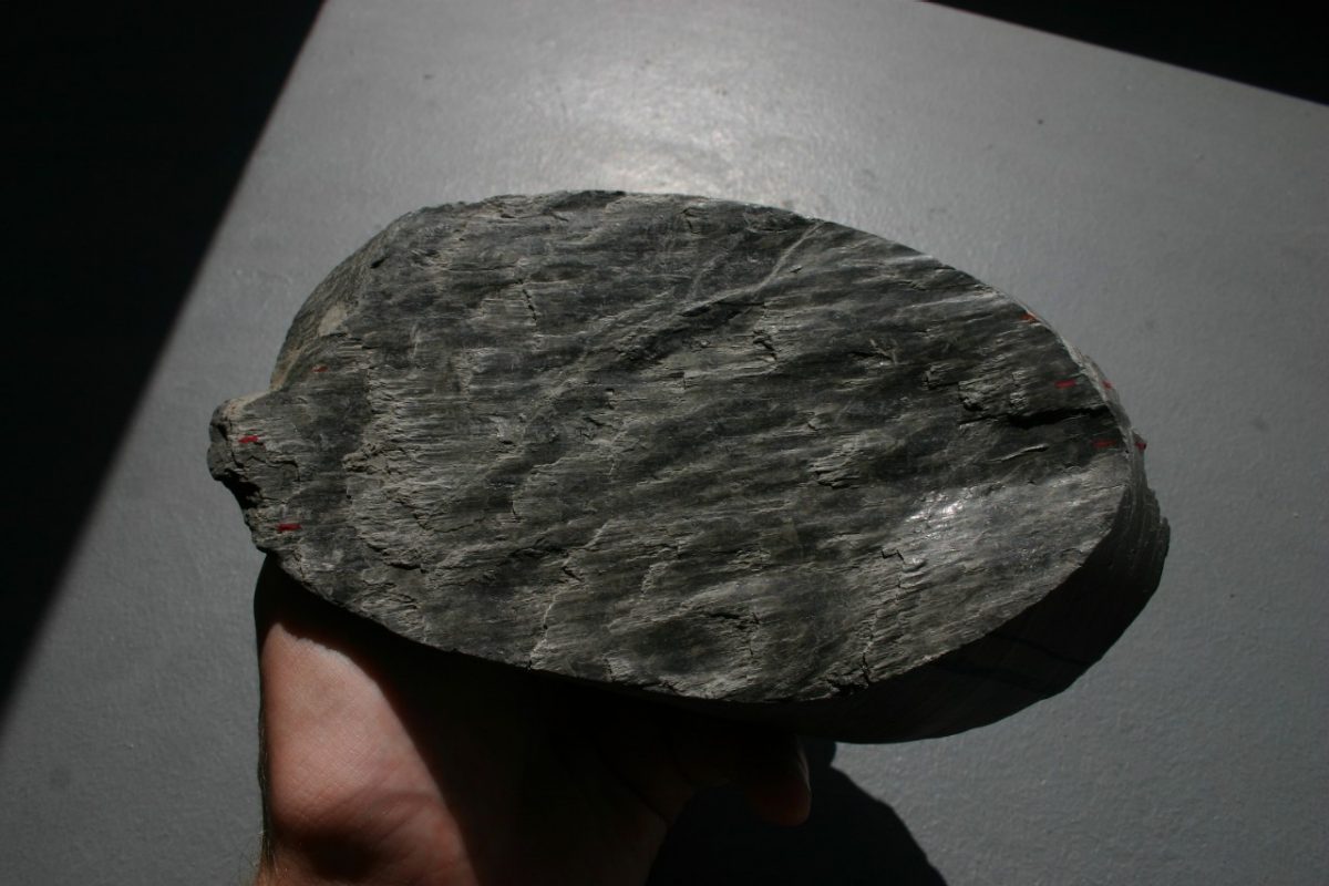 Morceau de roche avec des linéation matérialisée par des stries